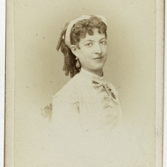 Portrait d'Esther Moyse, danseuse au Cirque Impérial en 1862, au Théâtre de la Gaité, au Théâtre de la Variété en 1861 et au Théâtre des Délassements-Comiques en 1857.