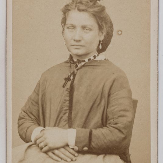 Portrait de Varnier Victoria, pris à la prison des Chantiers à Versailles. Commune de Paris, 1871.