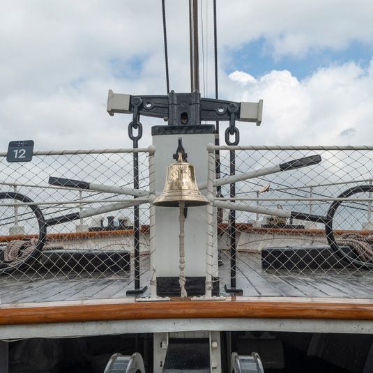 13.  Anchor deck