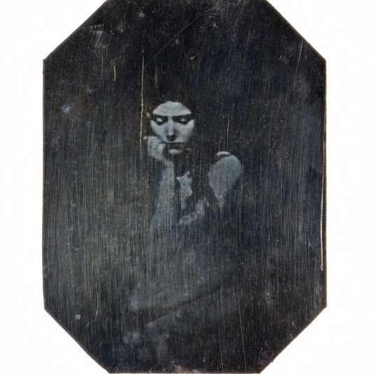 Modèle féminin, yeux baissés