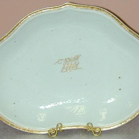 Serving dish (2003.30.44)
