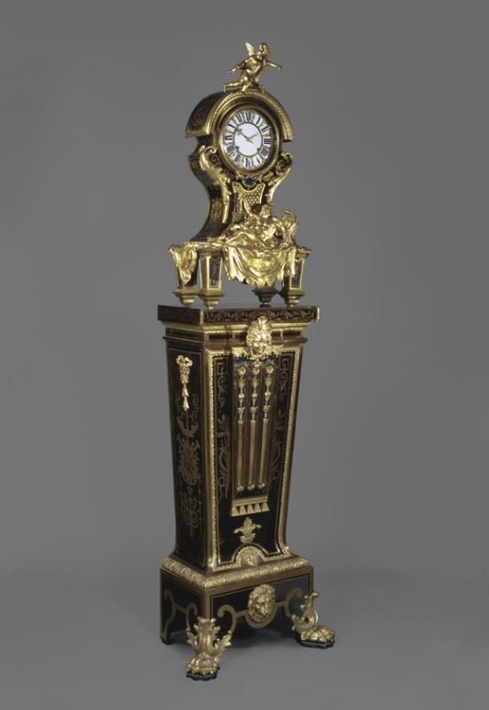 Pedestal clock