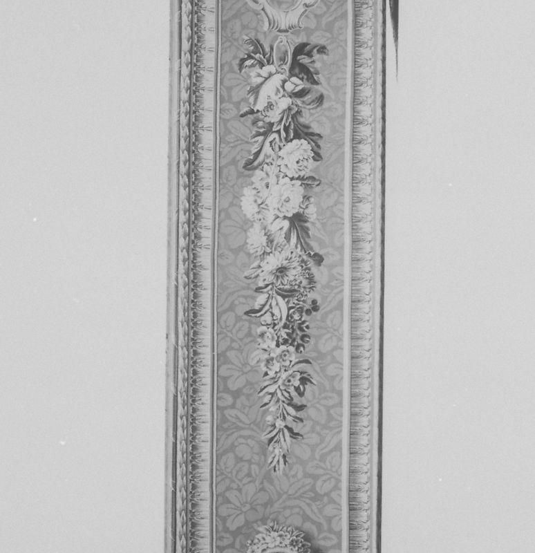 Vertical panels with garland