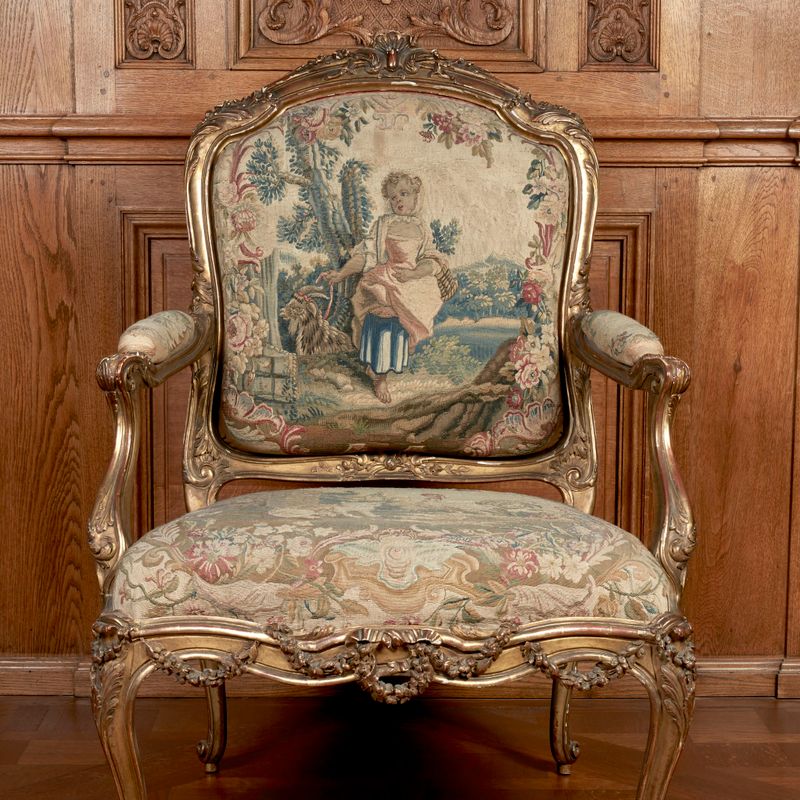 Fauteuil à la reine : "La Petite fermière" et "Le Chat, le Cochet et le Souriceau"
