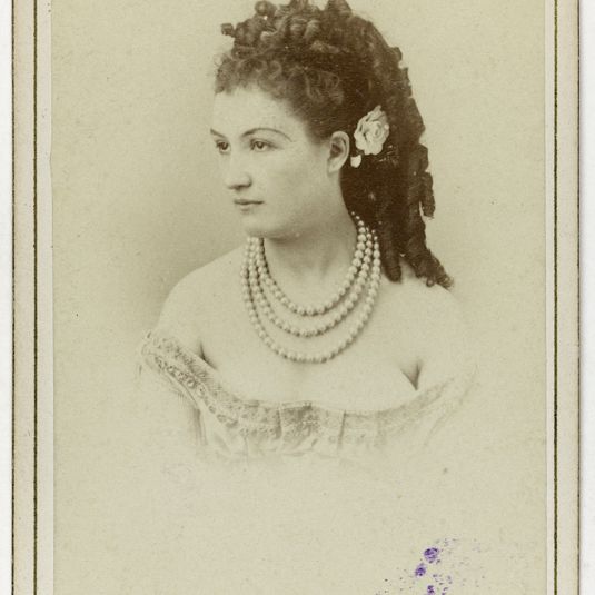 Portrait de Morliani, actrice au Théâtre Athénée vers 1867, au théâtre du Vaudeville et au Théâtre des Variétés.