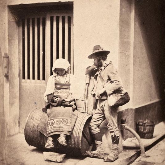 Pifferari et femme au tonneau