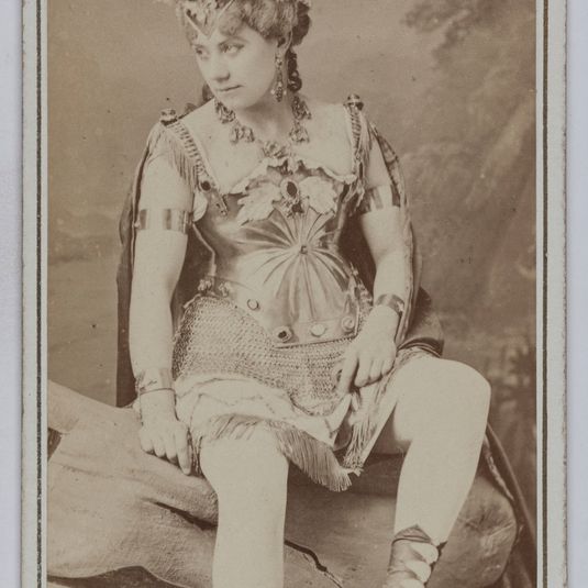 Portrait de Marie Riquet, actrice au Théâtre Déjazet et au Théâtre des Nouveautés en 1874.