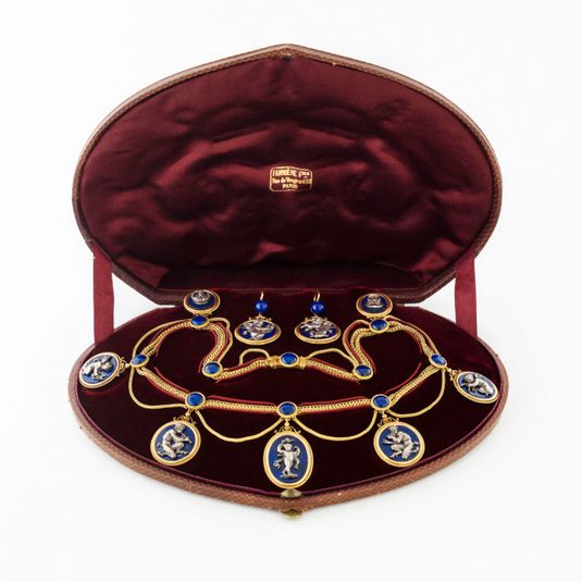 Parure : collier et boucles d'oreille