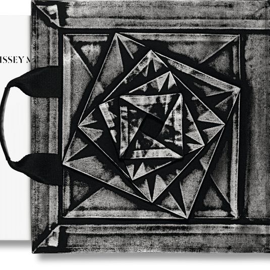 Issey Miyake (English, Japanese) TASCHEN