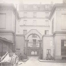 Hôtel Guilloteau, 16 rue du Parc Royal, Entrée vue de la cour, 3ème arrondissement, Paris.