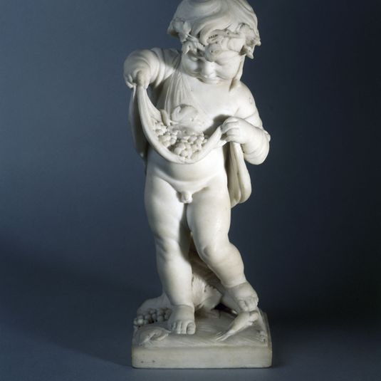 Enfant portant du raisin dans sa chemise