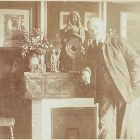 Portrait de Georges-Charles-Marie dit Joris Karl Huysmans (1848-1907), écrivain, dans son intérieur.