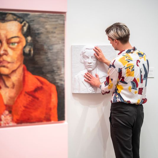 Tactile relief | Text Description,  Portrait of an Actress (Tilla Durieux)