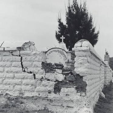Barda de panteon (Enclosed cemetary)
