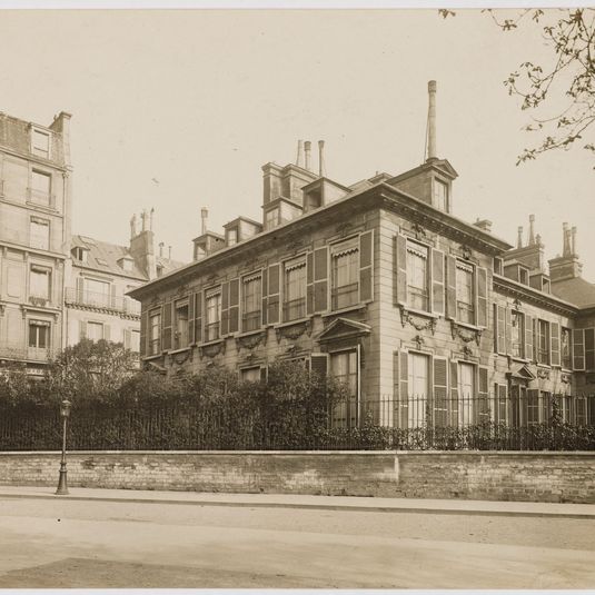 L'hôtel de Massa, à l'angle de la rue de la Boétie et de l'avenue des Champs-Elysées, 8ème arrondissement, Paris