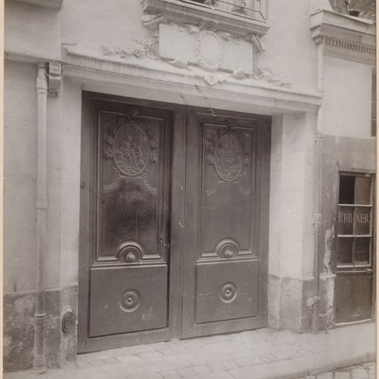 Porte sculptée avec son couronnement, 14 rue Servandoni, 6ème arrondissement, Paris.