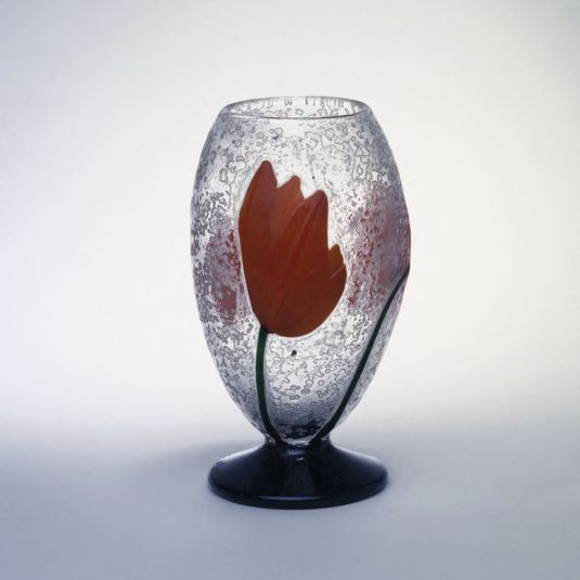 Vase orné de tulipes