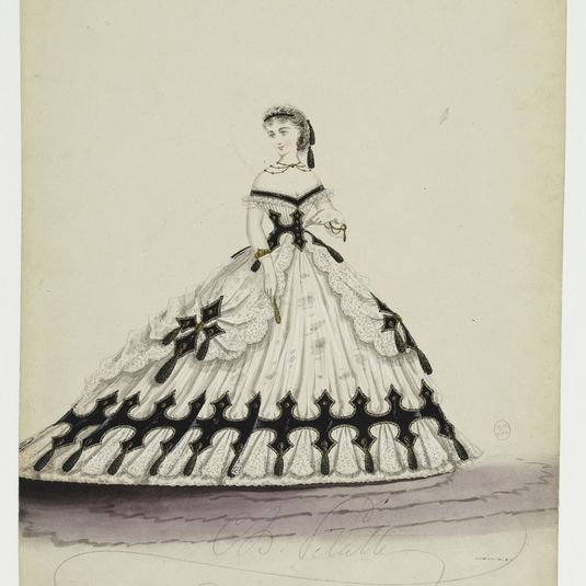 Femme en robe blanc, noir et or