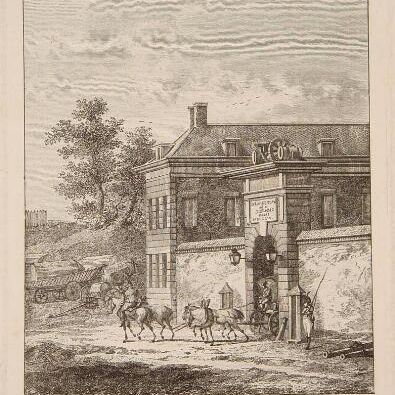 Paard en wagen bij gebouw met wacht