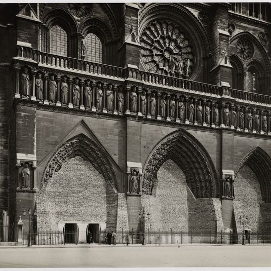 La protection des monuments de Paris pendant la Première guerre mondiales : sacs de sable protégeant les portails de la cathédrale Notre-Dame de Paris, 4ème arrondissement, Paris