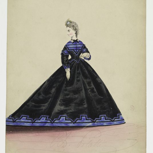 Femme en robe noir et bleu