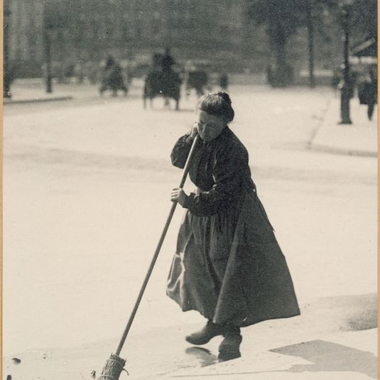 Balayeuse, place de l'Hôtel-de-Ville, 4ème arrondissement, Paris.