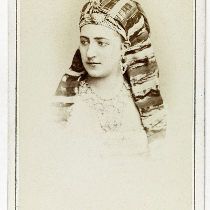 Portrait en buste de Blanche Montaubry, cousine du ténor Montaubry, et danseuse à l'Opéra entre 1861 et 1873, avec une coiffe égyptienne.