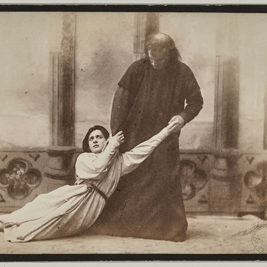Julia Depoix et Taillade dans les rôles d’Esmeralda et de Claude Frollo