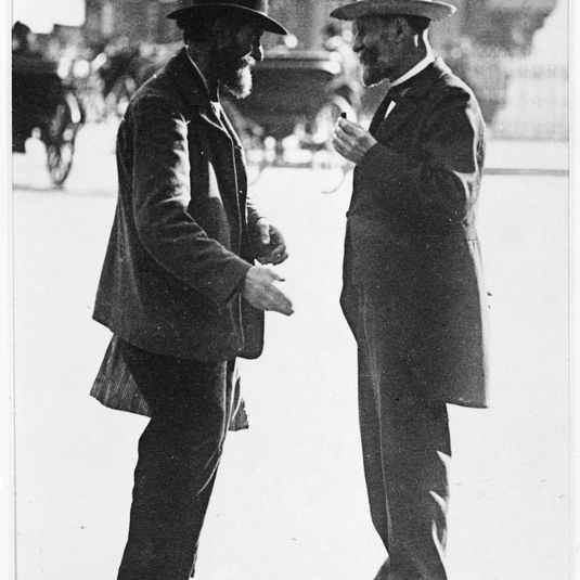 Deux hommes conversant