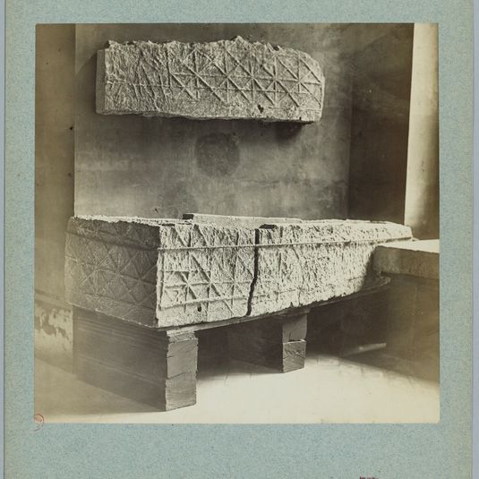 Collections du musée Carnavalet, cuve de sarcophage mérovingien, 23 rue de Sévigné, 3ème arrondissement, Paris.