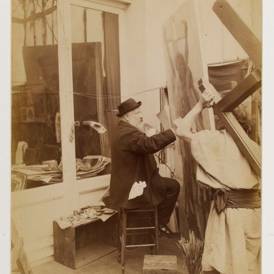 William Bouguereau dans son atelier à Paris, avec un modèle prenant la pose