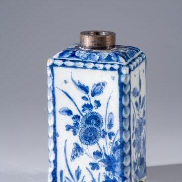 Theebus met Chinees decor van bloemen en ranken