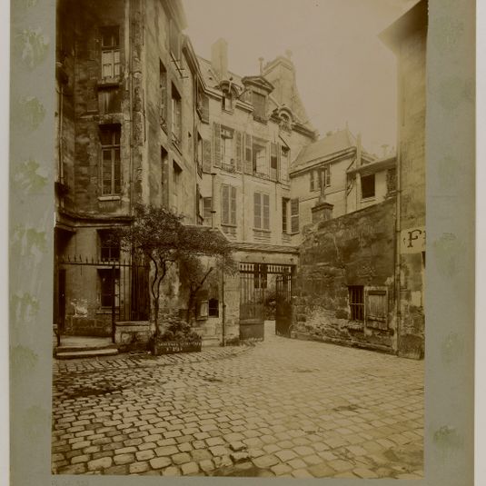 Cour entourée de bâtiments, Paris