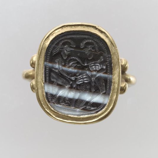 Finger ring with ancient intaglio