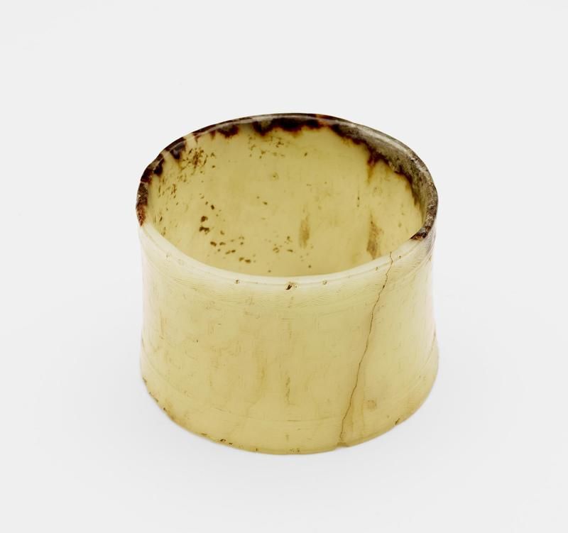 Bracelet with geometric decoration