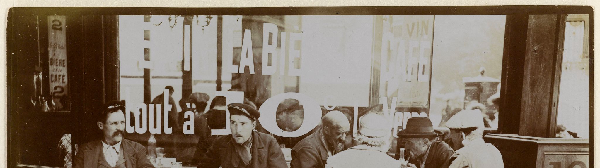 Clochards et employés à la terrasse d'un café, place Maubert, 5ème arrondissement, Paris.