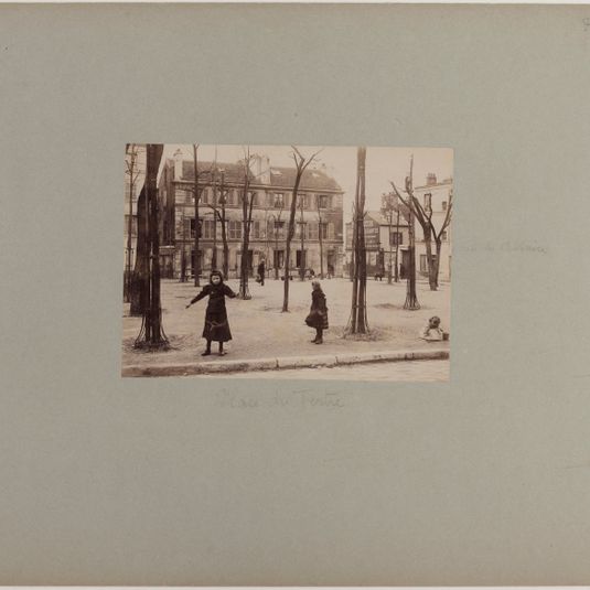 Place du Tertre, enfants (personnages), Montmartre, 18ème arrondissement, Paris.