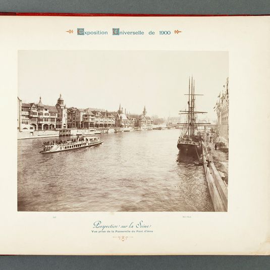 Perspective sur la Seine, vue prise de la passerelle du pont d'Iéna