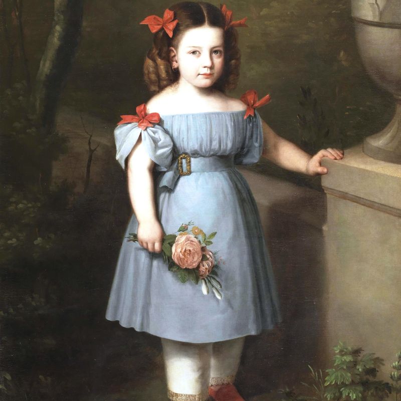 Retrato de niña de azul con rosas en la mano