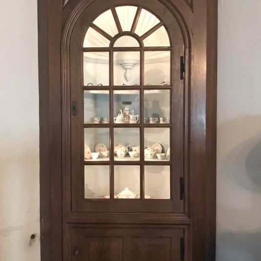 Corner cupboard
