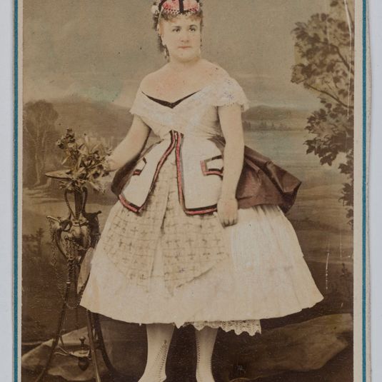Portrait de Caroline Eugénie de Ribeaucourt, actrice de théâtre entre 1863 et 1873.