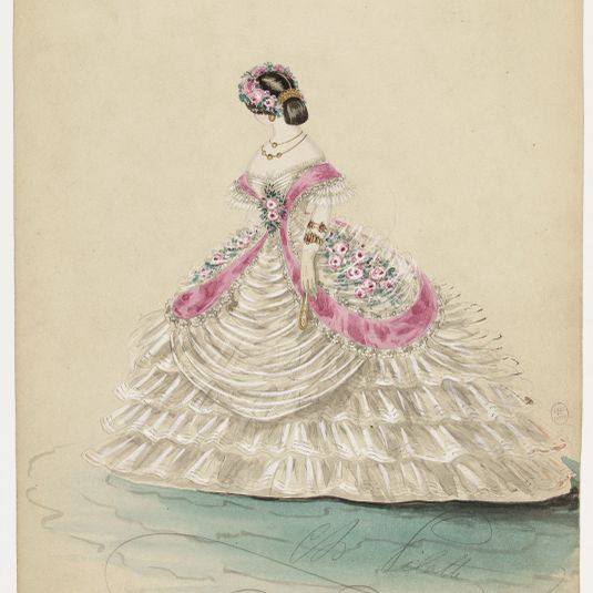 Femme en robe blanc et rose