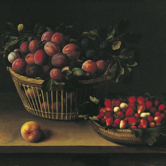Corbeille de prunes et panier de fraises