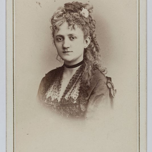 Portrait de Mademoiselle Polliart, dite Mademoiselle Priola, actrice et chanteuse à l'Opéra Comique entre 1872 et 1874.