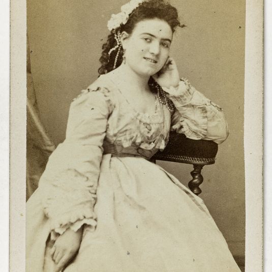 Portrait d'Olga Morisini, actrice au Théâtre des Variétés en 1867.