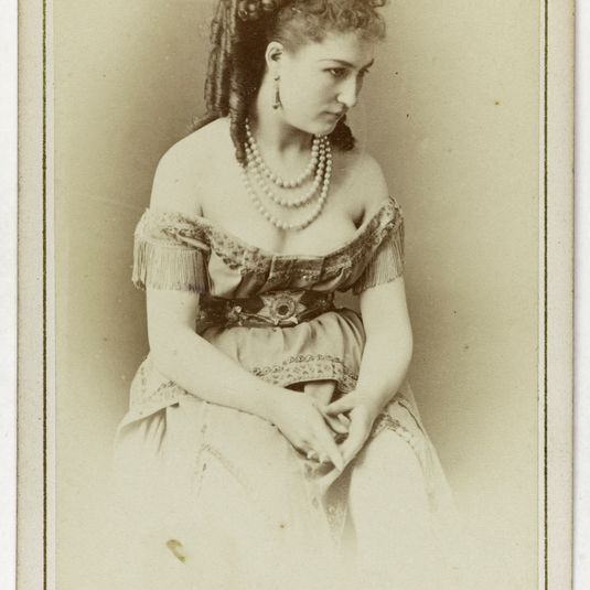 Portrait de Morliani, actrice au Théâtre Athénée vers 1867, au théâtre du Vaudeville et au Théâtre des Variétés.