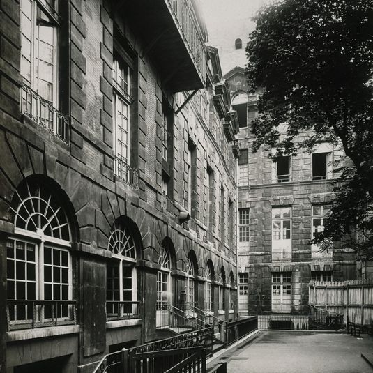 Le palais abbatial vue côté cour, rue de l'Abbaye, 6ème arrondissement, Paris. 8 août 1917.