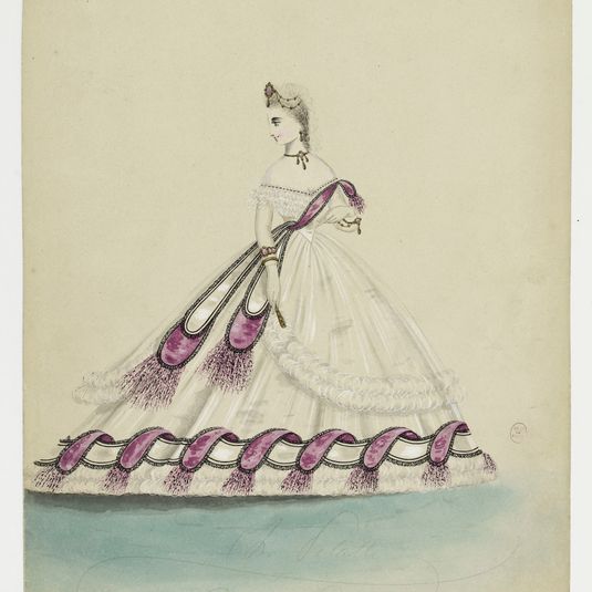 Femme en robe blanc, rose et noir