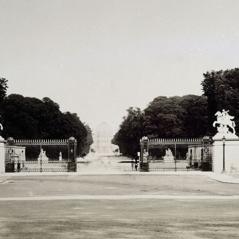 Les grilles du jardin des Tuileries. Vue prise de la place de la Concorde en direction des Tuileries, 1er arrondissement, Paris