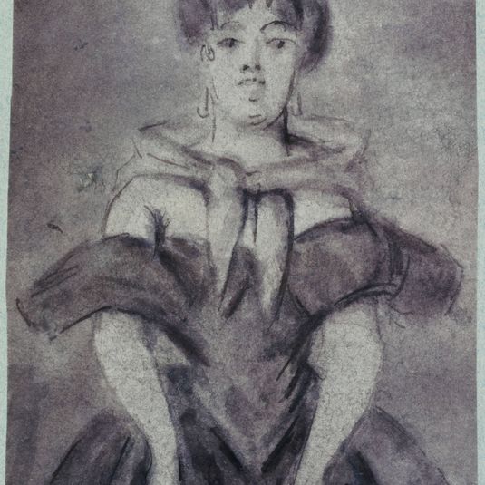 Étude de femme à mi-corps, robe décolletée, un large foulard autour du cou et les mains dans les poches
